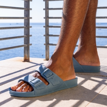 Commentez votre emoji bleu préféré 🫐💙🦋
Les sandales Rio de Janeiro Blue Jeans sont disponibles du 25/26 au 45/46. Toute la famille adopte le style Cacatoès ! 😍 

#sandales #blueshoes #menshoes #slides #summershoes #blue