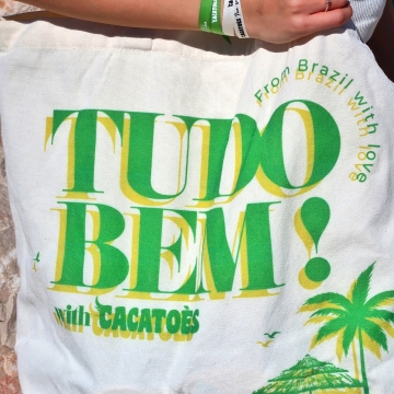 Tudo bem ! Un totebag Cacatoès vous est offert dès l'achat de 3 paires. Orange, vert ou bleu, lequel allez vous recevoir ? 🌴💚
.
.
.
#totebag #beachbag #summer #green