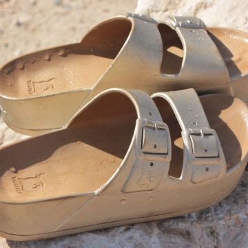 Qui profite encore des derniers beaux jours ? ✋☀️
.
.
.
#sandals #indiansummer #goldshoes