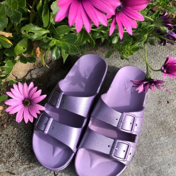 Ça sent le printemps ! On adore ajouter un peu de couleur à notre quotidien grâce à nos sandales disponibles en des dizaines de teintes 💜🌸

Smells like spring! We love to add a pop of color with our slides that comes in dozens of hues 💜🌸

#slides #sandals #purple #shoesaddict #flowers #spring