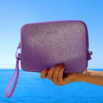 Plutôt team organisée ou tout en vrac dans votre sac ? On n'oublie pas d'emporter sa pochette en week-end ! Si vous n'avez pas encore la vôtre, rendez-vous sur notre site pour la commander 💜✨

TGIF! Don't forget to take your clutch bag with you! If you don't have yours yet, go to our website to grap it while you can 💜✨

#clutch #pochette #plage #accessoire #purple #glitter