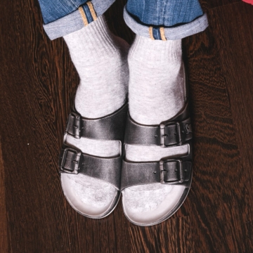 Le dimanche, on adopte le style claquettes-chaussettes 🩶🧦
.
.
.
#claquetteschaussettes #socks #claquettes #chaussons #homewear