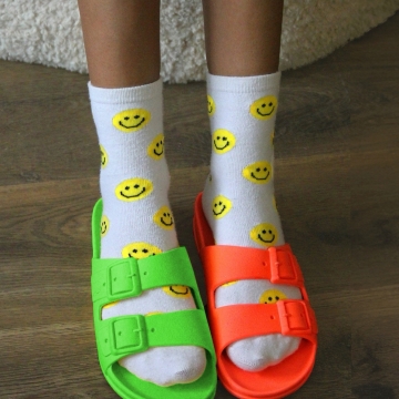 Claquettes-chaussettes ! Gauche ou droite ? 💚🧡
Optez pour les couleurs fluo et le confort de nos sandales pour chiller à la maison ! 🙂
.
.
.
#claquetteschaussettes #homewear #socks #smiley #neon #giftideas